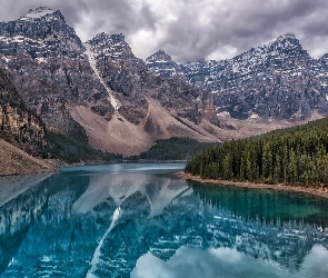 Drzewa, Góry, Prowincja Alberta, Chmury, Jezioro Moraine,  Kanada, Park Narodowy Banff