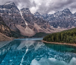 Drzewa, Góry, Prowincja Alberta, Chmury, Jezioro Moraine, Kanada, Park Narodowy Banff