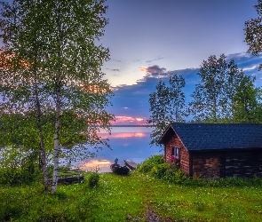 Jezioro Kallunkijarvi, Gmina Kuusamo, Wiosna, Finlandia, Zachód słońca, Brzozy, Dom, Łódka, Drzewa