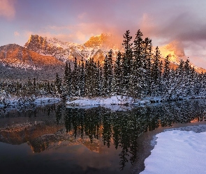 Zima, Góra Mount Lawrence Grassi, Rzeka Policeman Creek, Góry Canadian Rockies, Prowincja Alberta, Drzewa, Kanada, Canmore