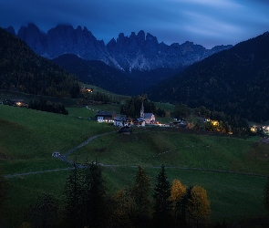 Zmierzch, Domy, Drzewa, Kościół, Wieś Santa Maddalena, Dolina Val di Funes, Góry, Dolomity, Włochy, Lasy