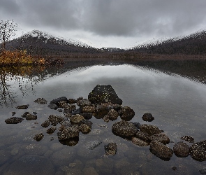 Jezioro Malyy VudYavr, Góry Chibiny, Rosja, Drzewa, Półwysep Kolski, Kamienie