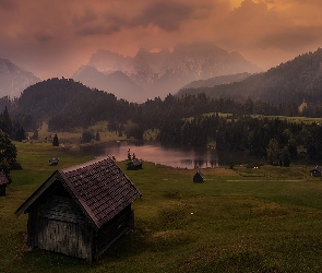 Bawaria, Chmury, Wieczór, Niemcy, Góry Alpy, Las, Miejscowośc Krun, Wzgórza, Domki, Łąka, Jezioro Geroldsee, Trawa