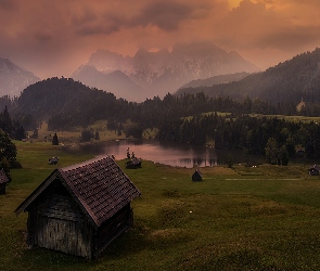 Wieczór, Domki, Miejscowośc Krun, Góry Alpy, Bawaria, Wzgórza, Niemcy, Jezioro Geroldsee, Chmury, Łąka, Trawa, Las