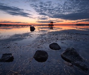 Wysepka, Kamienie, Jezioro Onega, Rosja, Zachód słońca, Drzewa, Republika Karelii, Chmury