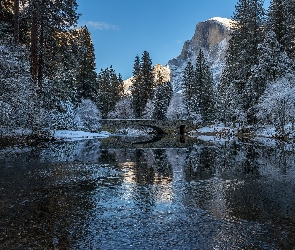 Góry, Rzeka Merced River, Zima, Park Narodowy Yosemite, Stany Zjednoczone, Drzewa, Most, Stan Kalifornia, Szczyt El Capitan