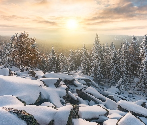 Rosja, Słońce, Mgła, Południowy Ural, Kamienie, Śnieg, Drzewa, Świerki, Zima, Góry