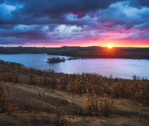 Jezioro, Zachód słońca, Drzewa, Chmury, Wzgórza