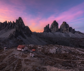 Tre Cime di Lavaredo, Góry Dolomity, Włochy, Dolina, Zachód słońca, Prowincja Belluno, Domy