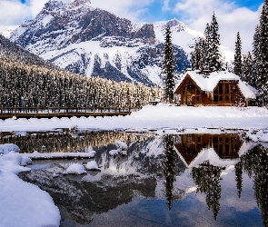 Park Narodowy Yoho, Most, Kanada, Jezioro Emerald, Dom, Góry, Zima, Drzewa