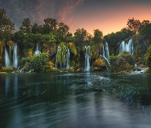 Rzeka Trebizat, Wodospady Kravica, Bośnia i Hercegowina, Roślinność, Skały, Zachód słońca, Drzewa
