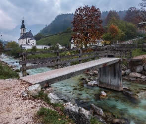 Ramsau bei Berchtesgaden, Rzeka Ramsauer Ache, Park Narodowy Berchtesgaden, Kościół św. Sebastiana, Bawaria, Góry Alpy, Niemcy, Most