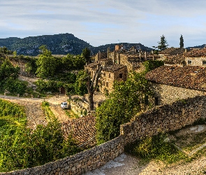 Wioska Siurana de Prades, Katalonia, Hiszpania, Roślinność, Mur, Domy, Drzewa, Prowincja Tarragona