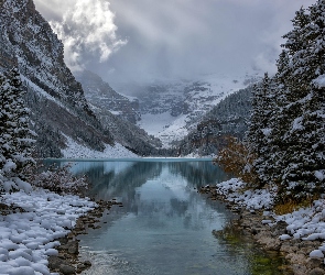 Jezioro Lake Louise, Chmury, Park Narodowy Banff, Lasy, Zima, Góry, Kanada, Mgła