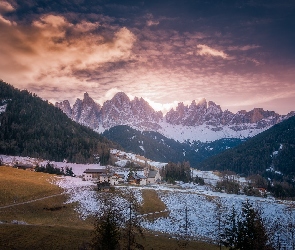 Santa Maddalena, Dolomity, Wieś, Włochy, Domy, Zima, Dolina Val di Funes, Lasy, Góry