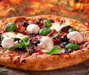 Bazylia, Oliwki, Pieczarki, Pizza, Pomidory, Wędlina