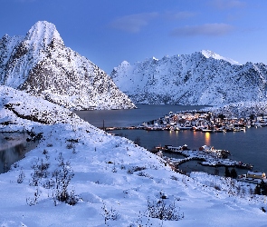 Lofoty, Norwegia, Góry, Wieś Reine, Morze Norweskie Zima, Domy, Wyspa Moskenesoya