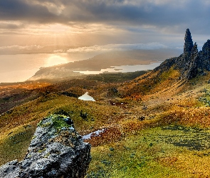Doliny, Wyspa Skye, Szkocja, Wschód słońca, Skały, Wzgórze The Storr, Jezioro, Morze