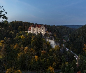 Zmierzch, Droga, Niemcy, Wzgórza, Góry Rudawy, Zamek Rabenstein, Lasy, Saksonia, Jesień, Chemnitz, Drzewa