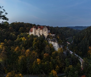 Zmierzch, Droga, Niemcy, Wzgórza, Góry Rudawy, Zamek Rabenstein, Lasy, Saksonia, Jesień, Chemnitz, Drzewa