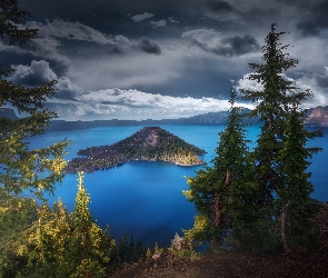 Wyspa Czarodzieja, Jezioro Kraterowe, Stany Zjednoczone, Chmury, Niebo, Stan Oregon, Drzewa