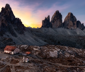 Góry, Skały, Włochy, Wschód słońca, Domy, Dolomity, Masyw, Tre Cime di Lavaredo, Prowincja Belluno