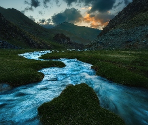 Kirgistan, Obwód naryński, Rzeka Tash Rabat, Góry