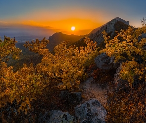 Kraj Stawropolski, Zachód słońca, Skały, Rosja, Krzewy, Góry Mount Beshtau, Drzewa