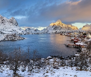 Norwegia, Góry, Skały, Chmury, Domy, Morze Norweskie Zima, Lofoty, Wyspa Moskenesoya, Wieś Reine