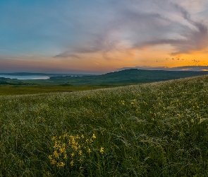 Łąka, Chmury, Zachód słońca, Wzgórze, Jezioro