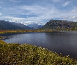 Rosja, Magadan, Góry Kołymskie, Jezioro, Trawa, Chmury