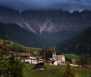 Chmury, Wieś, Góry, Domy, Santa Maddalena, Włochy, Dolomity, Dolina Val di Funes, Kościół, Las, Drzewa