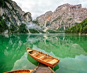 Jezioro Pragser Wildsee, Włochy, Łódki, Góry, Dolomity, Pomost, Tyrol