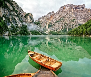 Pomost, Dolomity, Jezioro Pragser Wildsee, Łódki, Góry, Włochy, Tyrol