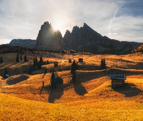 Góry Sassolungo, Dolina Val Gardena, Włochy, Płaskowyż Seiser Alm, Domki, Drzewa, Dolomity