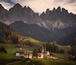 Kościół, Domy, Włochy, Dolomity, Masyw Odle, Góry, Drzewa, Dolina Val di Funes, Wieś, Santa Maddalena, Las