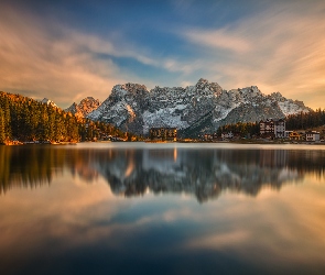 Region Cadore, Cortina dAmpezzo, Jezioro Misurina, Włochy, Domy, Dolomity, Grand Hotel Misurina