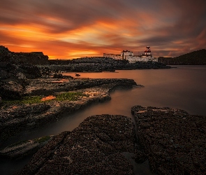 Hrabstwo Kerry, Wyspa Valentia, Latarnia morska Cromwell Point, Irlandia, Zachód słońca, Morze, Skały