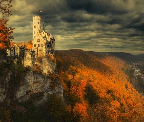 Niemcy, Chmury, Jesień, Badenia-Wirtembergia, Dolina, Góry, Miasteczko Lichtenstein, Skały, Zamek Lichtenstein Castle, Drzewa