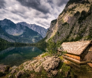 Jezioro Obersee, Bawaria, Szopa, Niemcy, Park Narodowy Berchtesgaden, Domek, Kamienie, Góry Alpy, Drewniany