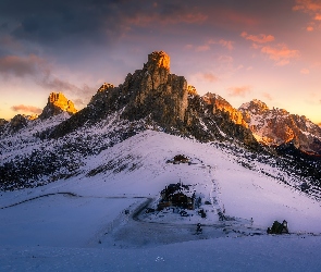 Góry, Dolomity, Zima, Przełęcz Giau Pass, Włochy, Chmury, Droga, Belluno, Góra Ra Gusela