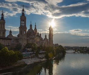 Bazylika Nuestra Senora del Pilar, Rzeka Ebro, Hiszpania, Most, Saragossa, Promienie słońca