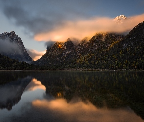 Góry, Prowincja Bozen-Sudtirol, Chmury, Włochy, Odbicie, Lago di Dobbiaco, Dolomity, Drzewa, Jezioro Toblacher See