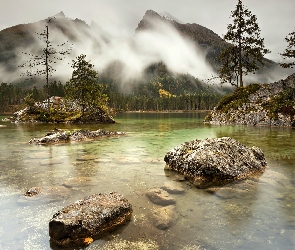 Góry Alpy, Skały, Jezioro Hintersee, Niemcy, Mgła, Wysepki, Bawaria, Drzewa