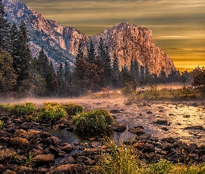 Stany Zjednoczone, Park Narodowy Yosemite, Mgła, Kalifornia, Rzeka Merced, Szczyt El Capitan, Kamienie, Rośliny, Góry, Drzewa