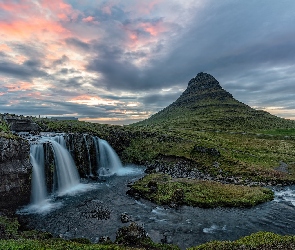 Islandia, Półwysep Snaefellsnes, Wodospad Kirkjufellsfoss, Góra Kirkjufell, Rzeka, Chmury