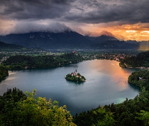 Wyspa Blejski Otok, Słowenia, Chmury, Jezioro Bled, Poranek, Przebijające światło, Góry Alpy Julijskie