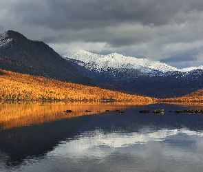 Rosja, Magadan, Jezioro Jack London Lake, Jesień, Góry Kołymskie, Drzewa