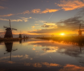 Rzeka, Wiatraki, Holandia, Chmury, Wieś Kinderdijk, Wschód słońca