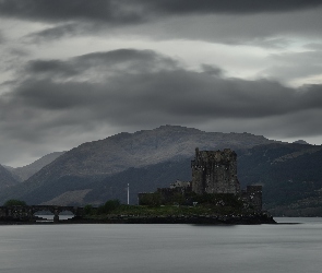 Zamek Eilean Donan Castle, Szkocja, Wzgórza, Jezioro Loch Duich, Most